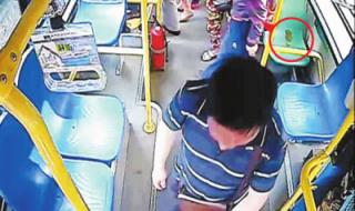 小伙公交车上拉大便 小伙公交车上拉大便